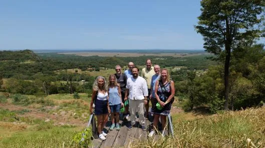 Besuchergruppe auf einem Aussichtspunkt über der Landschaft